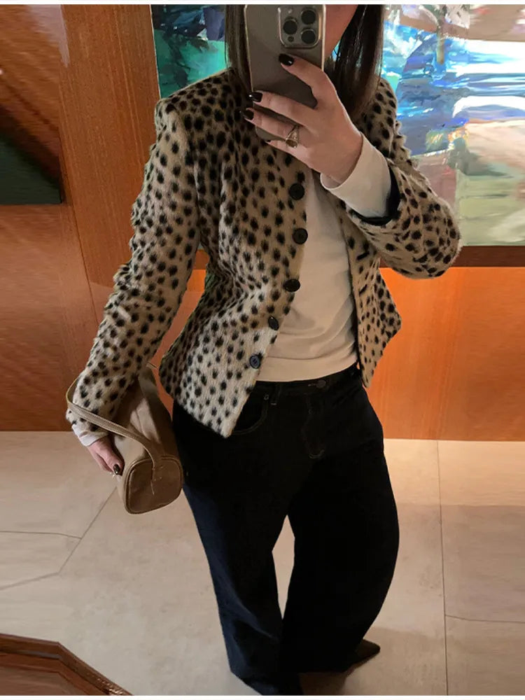 Casaco Curto de Pelo Sintético com Estampado Leopardo