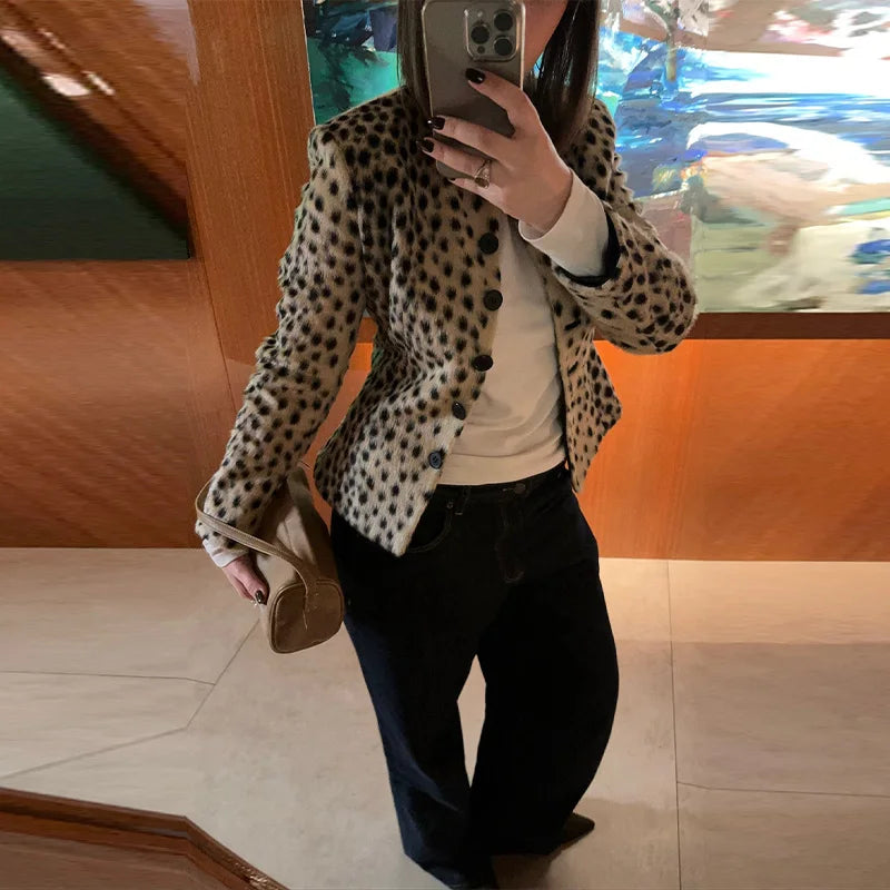 Casaco Curto de Pelo Sintético com Estampado Leopardo